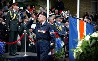 Een veteraan salueert tijdens het defilÃ© donderdag in Wageningen ter herdenking van de Bevrijding. Prins Willem Alexander vervangt zijn vorig jaar overleden grootvader, prins Bernhard. - Foto RD, Sjaak Verboom