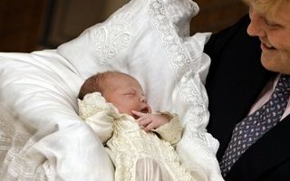 DEN HAAG - Kroonprins Willem-Alexander toont zondagmiddag in het Bronovo-ziekenhuis in Den Haag trots zijn tweede dochter. Prinses Máxima beviel zondagmiddag omstreeks 14. 40 uur van een kerngezonde dochter. Het kind woog bij de geboorte 3490 gram en ze i