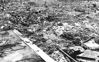 Van de inwoners van Hiroshima zien er 70.000 de lichtflits van de eerste atoombom niet. Zij zijn op slag dood.