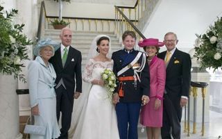 NOORDWIJK â€“ Het bruidspaar poseert met de wederzijdse ouders. Foto ANP