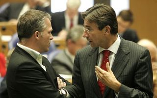 DEN HAAG â€“ PvdA-fractievoorzitter Bos (l.) in gesprek met zijn CDA-collega Verhagen woensdag tijdens de algemene beschouwingen in de Tweede Kamer. - Foto ANP