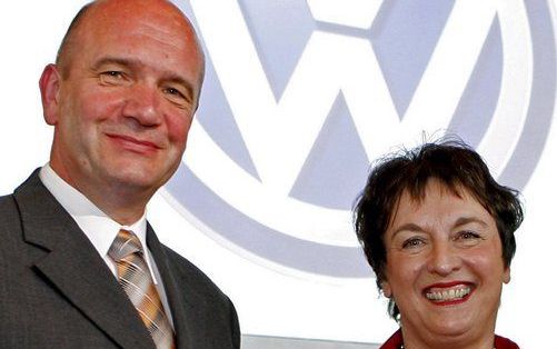 WOLFSBURG - VW-topman Bernd Osterloh en de Duitse Minister van Justitie Brigitte Zypries tijdens een bijeenkomst in de VW-fabriek in Wolfsburg, donderdag 29 mei. Zypries waarschuwde de Europese Commissie geen juridische stappen te ondernemen tegen de Volk