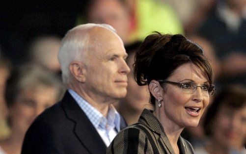 WASHINGTON - Vicepresidentkandidate Palin heeft voor een voorsprong gezorgd in de peilingen. McCain heeft in de opiniepeilingen genomen op zijn Democratische tegenstander Obama. Foto EPA