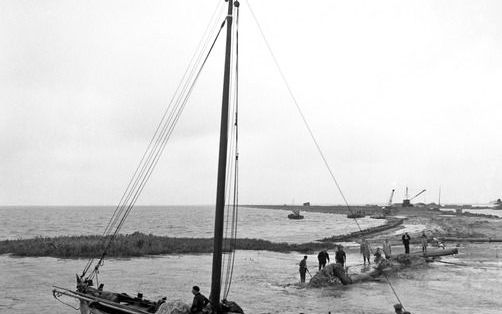 ELBURG – In 1956 voer de EB 58 als laatste botter door het gat in de dijk rond Zuidelijk Flevoland. Daarmee kwam een einde aan 600 jaar visserijgeschiedenis in de Veluwse havenplaats. Foto ANP