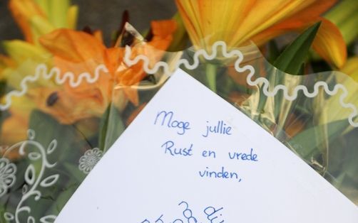 ZWIJNDRECHT - Bloemen en briefjes liggen maandag bij de woning in Zwijndrecht waar een familiedrama plaatsvond. In het huis vond de politie de levenloze lichamen van een 16-jarige jongen, een 17-jarig meisje en een man en vrouw. - ANP