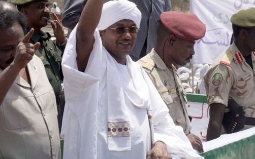 De Sudanese president Omar Hassan al-Bashir zwaait naar zijn aanhangers. Ook hij houdt zich niet aan het wapenembargo voor Darfur, blijkt uit een VN-rapport. - Foto EPA