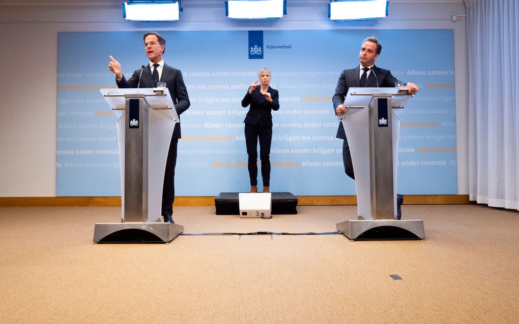 Premier Mark Rutte en minister Hugo de Jonge (Volksgezondheid, Welzijn en Sport) geven een toelichting op de coronamaatregelen in Nederland. beeld ANP, Bart Maat