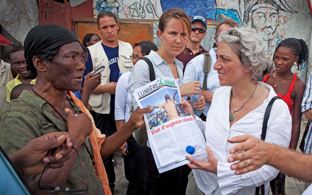 PORT AU PRINCE - Voorzitter Karimi (r.) van de Samenwerkende Hulporganisaties op bezoek, vorige maand, in het kamp op de golfcourt in Port-Au-Prince waar Oxfam Novib (De Nederlandse Organisatie voor Internationale Ontwikkelingssamenwerking) onder meer san