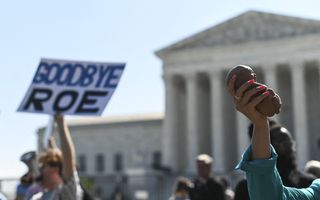 Pro-life demonstranten bij het Amerikaanse hooggerechtshof. beeld AFP, Roberto Schmidt