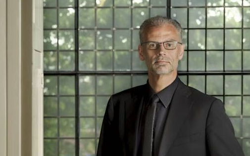 Organist, pianist en dirigent Arjan Breukhoven houdt van een muzikale knipoog. foto Sjaak Verboom