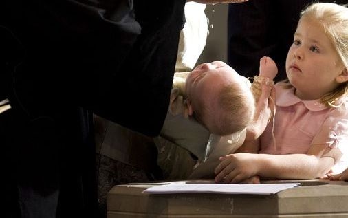 DEN HAAG - Prinses Ariane, de jongste dochter van prins Willem-Alexander en prinses Maxima, wordt gedoopt in de Kloosterkerk in Den Haag door dominee Deodaat van der Boon. Prinses Amalia kijkt toe. Foto ANP