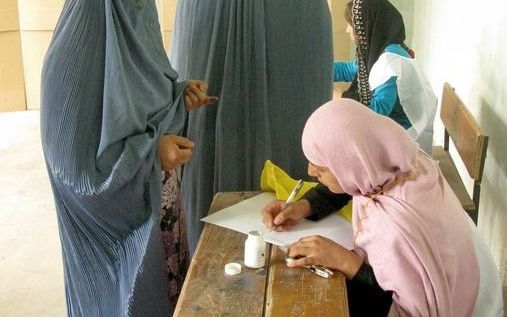 Vrouwen brengen in het noorden van Afghanistan hun stem uit, eind augustus. Foto EPA