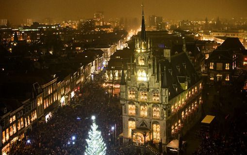 Kerst moet een christelijk feest blijven, zeggen twee anglicaanse bisschoppen. Op de foto een kerstboom op de markt in Gouda. Foto ANP