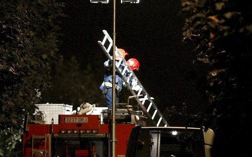 SANTONA - Een brandweerauto arriveert bij de plaats van het ongeval. De explosie van een autobom bij een militaire academie in het Spaanse dorp Santona maandagochtend heeft aan een militair het leven gekost. Foto EPA