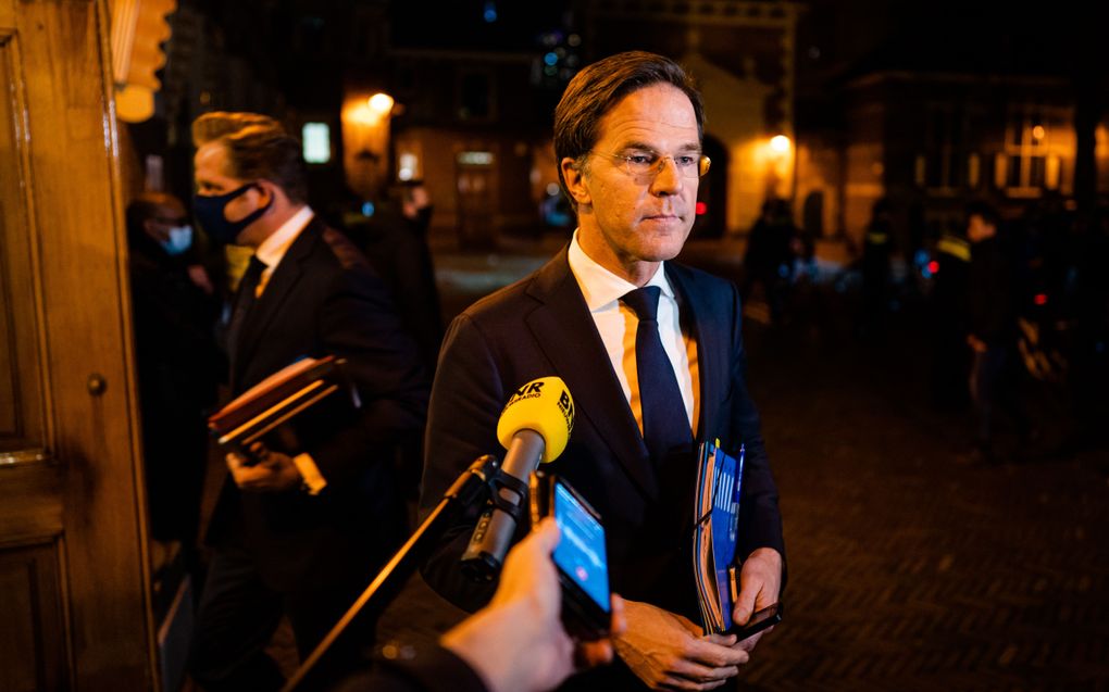 Premier Mark Rutte arriveert op het Binnenhof voor een extra ministerraad over de toeslagenaffaire. De ministers spreken over het vernietigende rapport van de parlementaire commissie die onderzoek deed naar de affaire. beeld ANP, Bart Maat