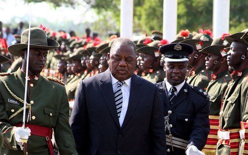 LUSAKA - De nieuwe president van Zambia, Rupiah Banda, inspecteert de erewacht nadat hij werd beëdigd als president. - Foto EPA