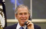 WASHINGTON - President Bush maakt nog wat telefoontjes op zijn laatste hele werkdag maandag. - Foto EPA.