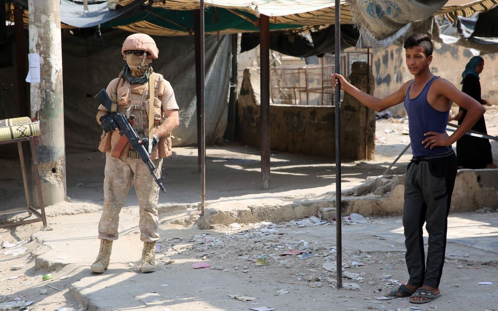 Russische militair in Deir al-Zor. beeld AFP