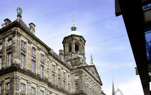 AMSTERDAM - „Scheiding van kerk en staat betekent niet dat beide niets met elkaar te maken hebben.” Foto: het Paleis op de Dam en de Nieuwe Kerk te Amsterdam. - Foto ANP