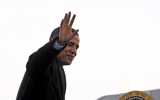 Obama gaat aan boord van het presidentiële vliegtuig Air Force I.