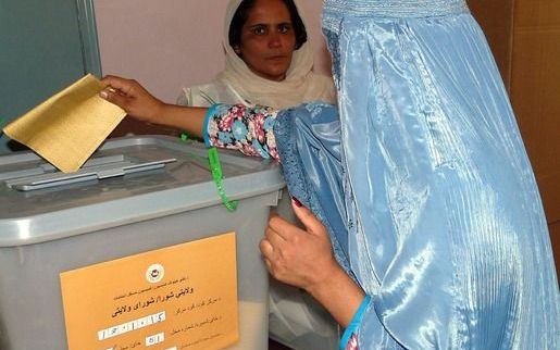 KABUL - Een Afghaanse vrouw bij de stembus. Foto EPA