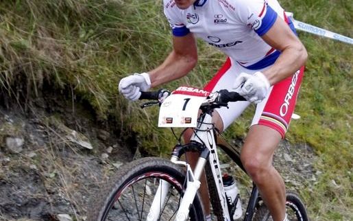 De jonge elite rijdt op een mountainbike. Foto EPA