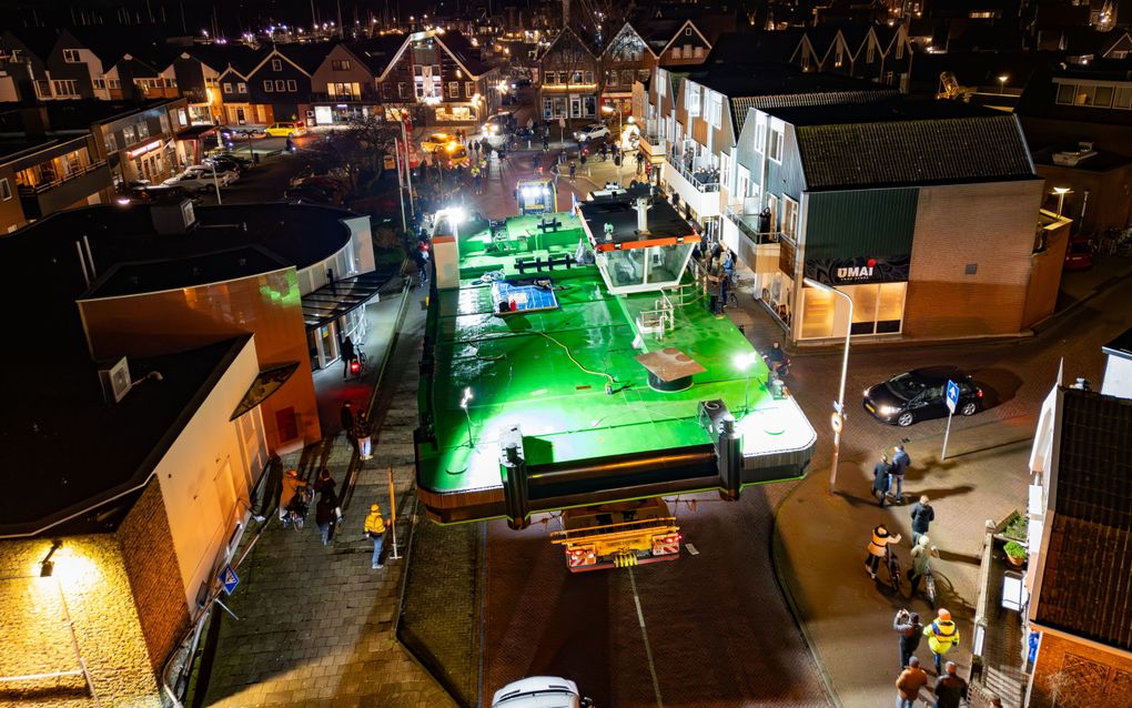 Drie werkschepen zijn in de nacht van dinsdag op woensdag vanaf het Urker bedrijventerrein dwars door het dorp richting de haven gebracht. Omdat twee van de drie schepen twaalf meter breed zijn, moesten er diverse lantaarnpalen en verkeersborden verwijderd worden. beeld Freddy Schinkel