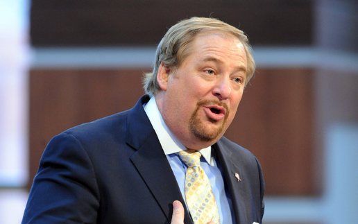 De vraag of ds. Rick Warren zijn gebed bij de inauguratie van Obama zou besluiten met het aanroepen van de naam van Jezus, is eindelijk beantwoord. „Ik vraag U dit ootmoedig in de naam van Hem Die mijn leven veranderde, Jeshua, Isa, Jesus (uitgesproken al