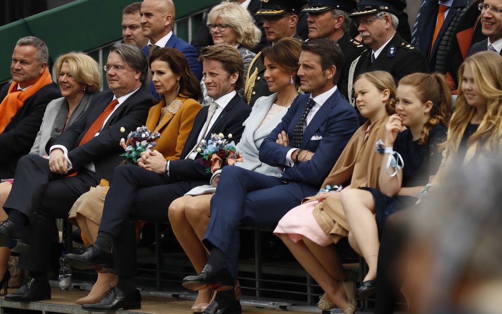 Naast de drie prinsessen: prins Maurits en zijn vrouw prinses Marilène. Naast hen: prins Pieter-Christiaan en zijn vrouw, prinses Anita. beeld ANP