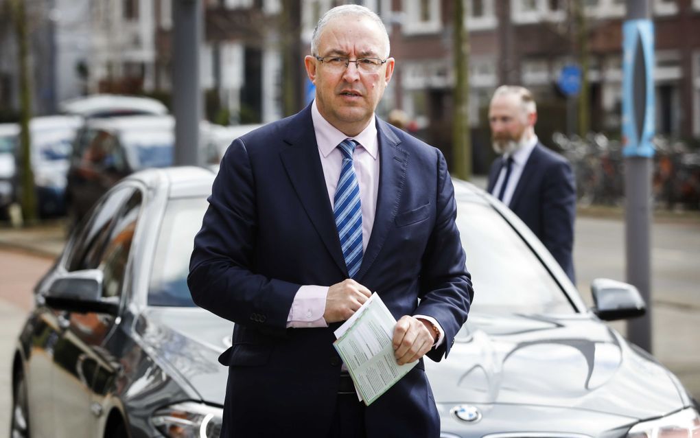 De Rotterdamse burgemeester Aboutaleb onderweg naar de stembus. beeld ANP