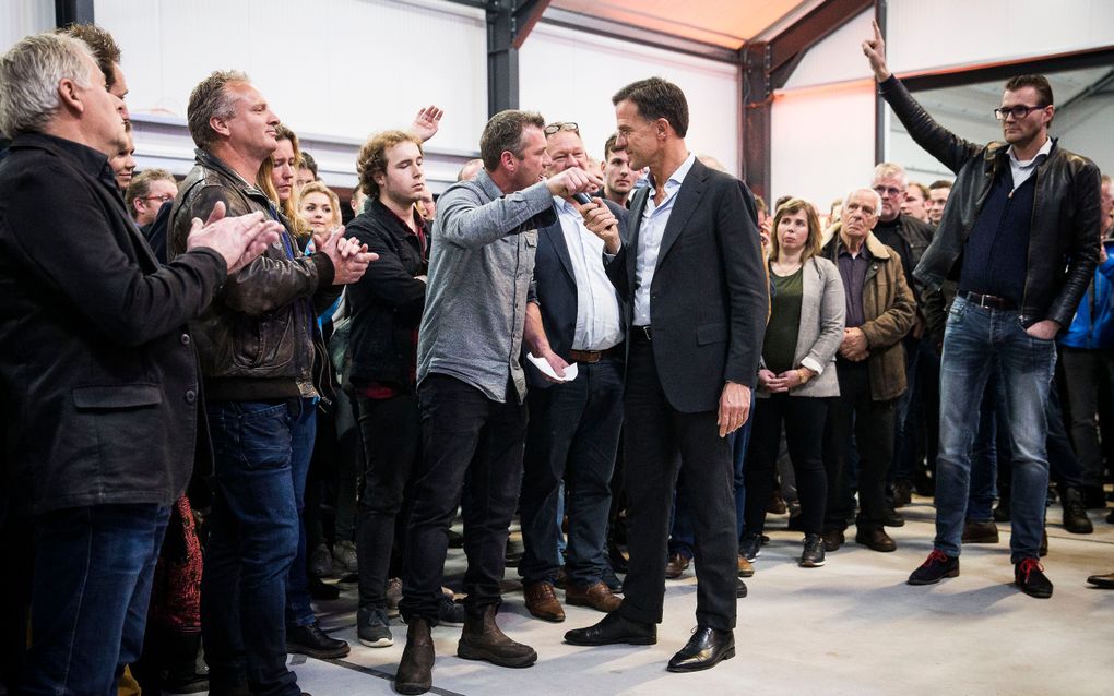 Premier Rutte eerder deze week in gesprek met boeren tijdens een stikstofbijeenkomst. beeld ANP