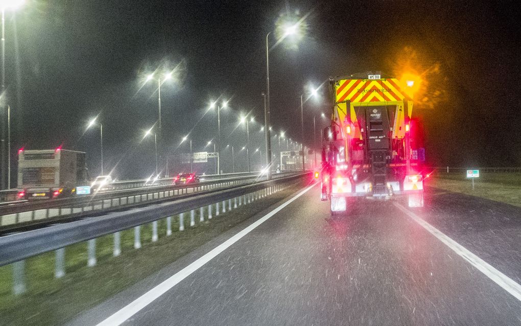 Rijkswaterstaat adviseert mensen die toch de weg op gaan extra alert en voorzichtig te zijn. beeld ANP, Vincent Jannink