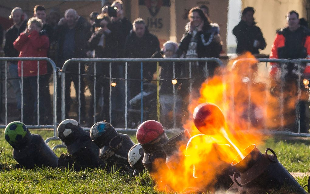 In Ommen werd vorig jaar nog carbid geschoten. De vraag is of dit dit jaar ook weer mag. beeld ANP, Vincent Jannink