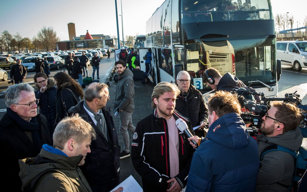 Voorman Floris Hamann van studentenvereniging Vindicat staat media te woord na aankomst met de bus. beeld ANP