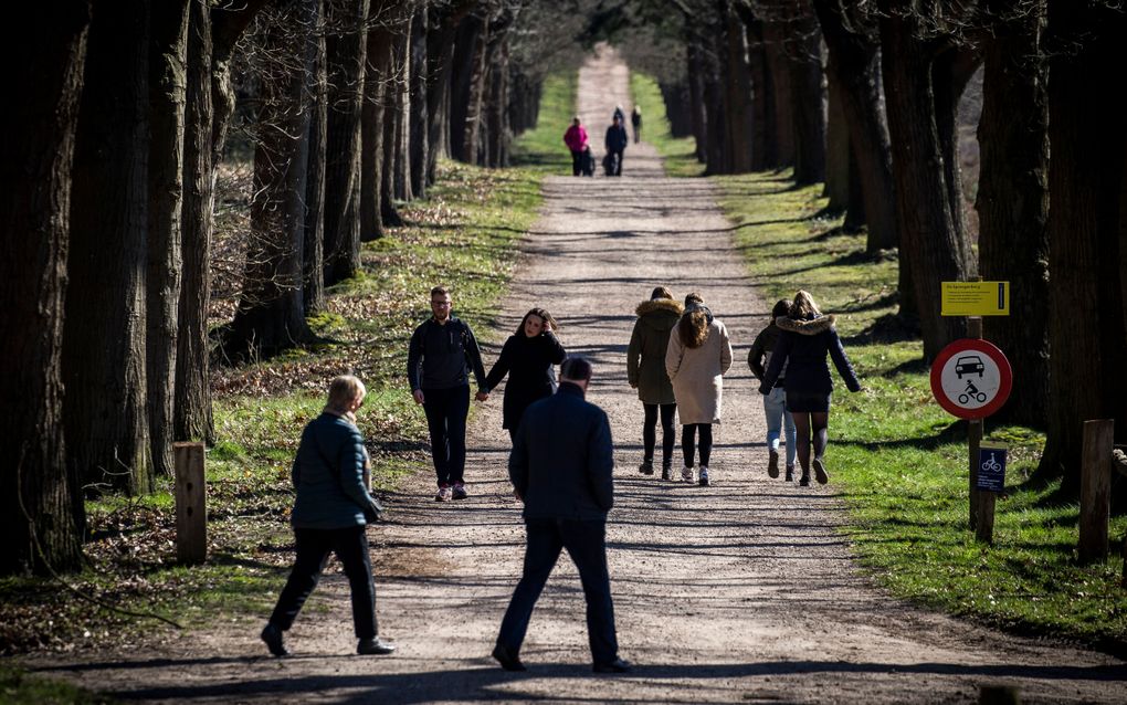 Dagjesmensen genieten van het voorjaarsweer in natuurgebied De Sprengenberg van Natuurmonumenten op de Sallandse Heuvelrug. Natuurmonumenten riepmensen met klem op niet meer naar natuurgebieden te komen en naar huis te gaan vanwege het coronavirus. beeld 