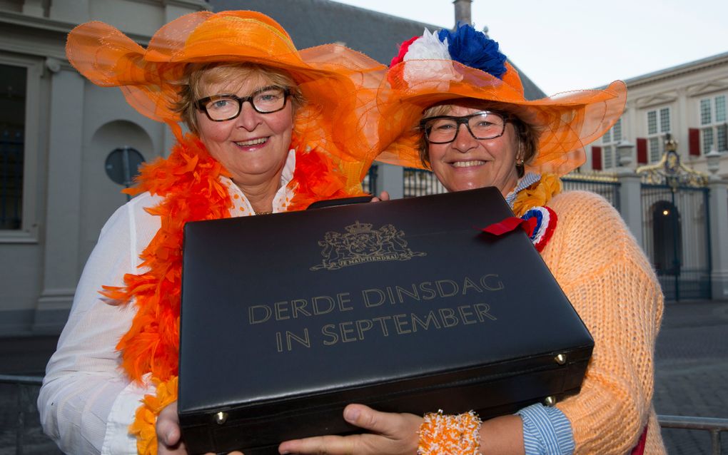 Vroege oranjefans Pauline en Marieke Gimbrere uit Til burg wachten op Prinsjesdag bij paleis Noordeinde. beeld ANP, Vincent Jannink