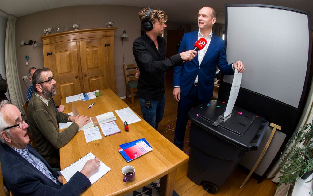 Lijsttrekker Gert-Jan Segers van de ChristenUnie (CU) brengt zijn stem uit voor de Tweede Kamerverkiezingen bij het kleinste stembureau van Nederland, in de huiskamer van Wim en Elly Westhoff in het Overijsselse Marle. ANP VINCENT JANNINK