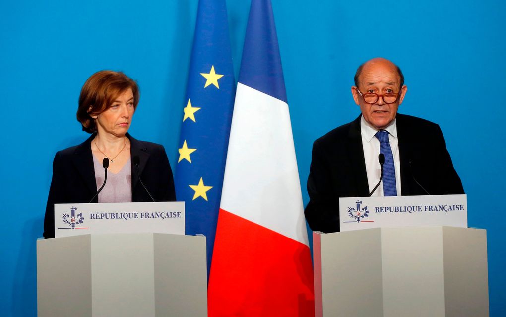 De Franse minister van Buitenlandse Zaken Jean-Yves Le Drian (r.) en zijn collega van Defensie Florence Parly tijdens een gezamenlijke persconferentie. beeld AFP