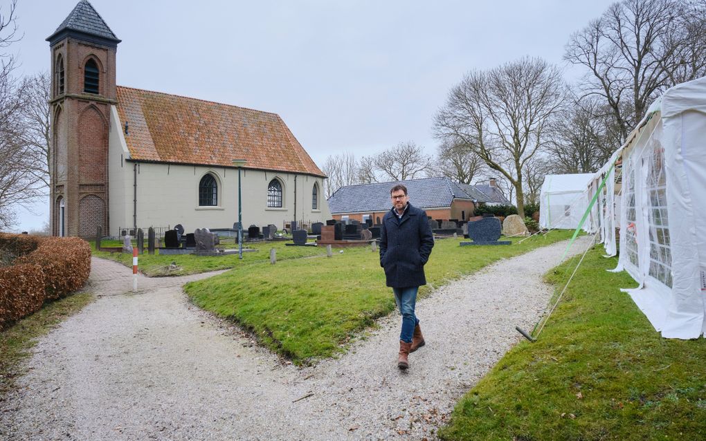 Ds. Van Heijningen op een foto uit 2021, toen nog predikant van hervormd Dorkwerd. Hij hield diensten in tenten naast de kerk vanwege de geldende coronamaatregelen. beeld Sjaak Verboom