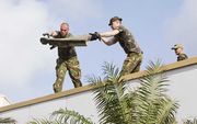 Nederlandse militairen maken een begin met de reparatie van het dak van het ziekenhuis op Sint-Maarten. beeld ANP