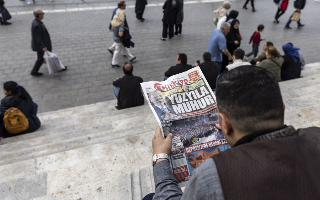 Een man leest een krant de dag na de tweede ronde van de presidentsverkiezingen, in Istanbul, Turkije. beeld EPA, Erdem Sahin