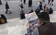 Een man leest een krant de dag na de tweede ronde van de presidentsverkiezingen, in Istanbul, Turkije. beeld EPA, Erdem Sahin