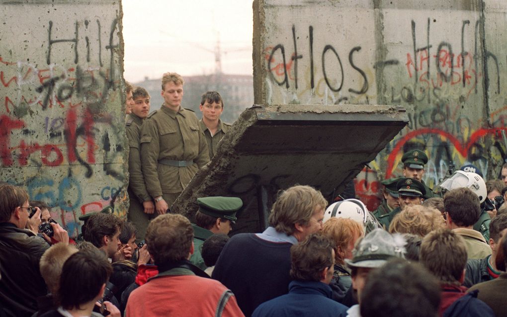 De val van de Muur in 1989 was volgens Sascha Kowalczuk een vorm van zelfbevrijding. beeld AFP, Gerard Malie