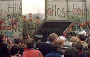 De val van de Muur in 1989 was volgens Sascha Kowalczuk een vorm van zelfbevrijding. beeld AFP, Gerard Malie