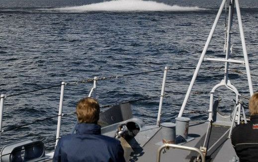 Hr. Ms Schiedam, onderdeel van Standing NATO Mine Countermeasure Group 1, een permanent NATO verband die gespecialiseerd is in het vernietigen van bommen en mijnen onder water, maakt zo'n 15 mijl uit de kust gevonden explosieven met een gecontroleerde exp