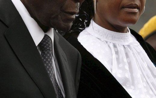 JOHANNESBURG – De dictatoriale leider van Zimbabwe, Robert Mugabe (84), geniet met zijn vrouw Grace en hun vier kinderen van een wekenlange vakantie in Maleisië. Daarvoor hebben ze 92.000 dollar (68.500 euro) uit de staatskas laten halen, berichtte de Zim