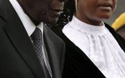 JOHANNESBURG – De dictatoriale leider van Zimbabwe, Robert Mugabe (84), geniet met zijn vrouw Grace en hun vier kinderen van een wekenlange vakantie in Maleisië. Daarvoor hebben ze 92.000 dollar (68.500 euro) uit de staatskas laten halen, berichtte de Zim
