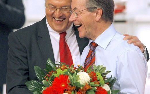 Steinmeier en Müntefering feliciteren elkaar. foto EPA