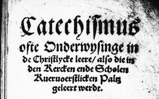 Uitsnede van de titelpagina van de eerste Nederlandse vertaling van de Heidelbergse Catechismus (1563). beeld bibliotheek Protestantse Theologische Universiteit