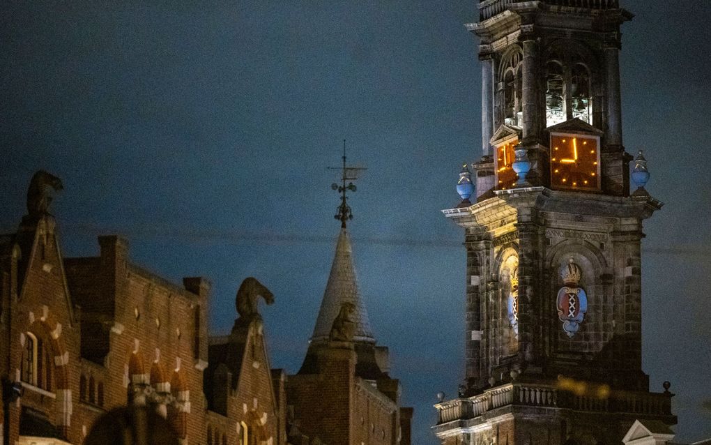 De Westerkerk in Amsterdam geeft 21.00 uur aan. Vanaf dit moment hebben mensen een verklaring nodig waarom ze op straat zijn. beeld ANP, Evert Elzinga